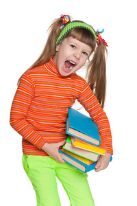 拿着书喊着的小女孩