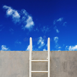 混凝土墙上的梯子和蓝天