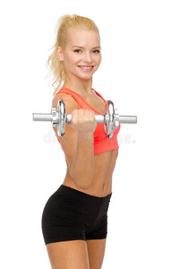 年轻的运动型女子，戴着沉重的钢制哑铃
