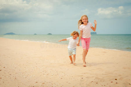 两个快乐的孩子在海滩上玩耍