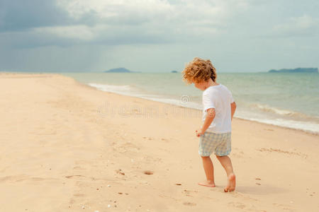 小男孩在海滩上玩。