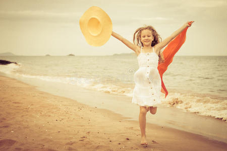 蓝色海岸上的跳跃海滩女孩
