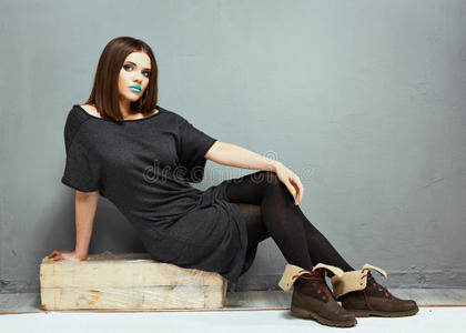 模特坐着图片