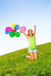 夏天带着气球跳积极向上的女孩