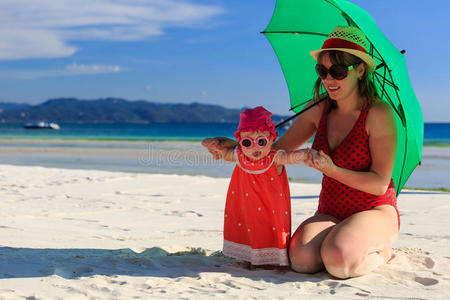 沙滩度假带伞母女