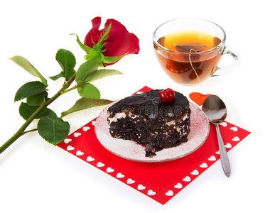 巧克力蛋糕，热茶和红玫瑰