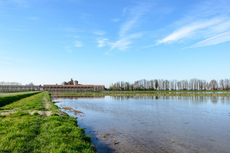 valeggio 与前景，lomellina 它稻田的城堡