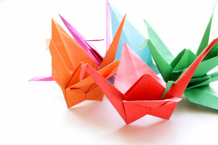 五颜六色的纸折纸鸟日本符号