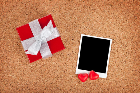 空白情人节相框和小的红色礼品盒