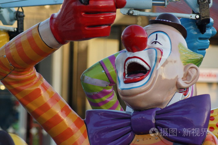 小丑骑在游乐场或主题公园