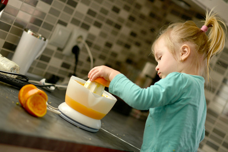 孩子制作新鲜的橙汁