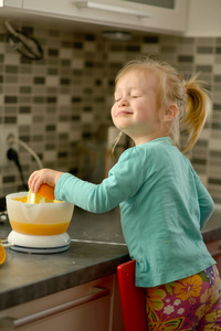 孩子制作新鲜的橙汁