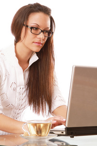 戴着眼镜在笔记本电脑前的女人