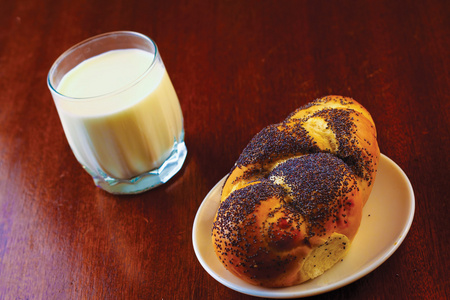 杯牛奶和面包