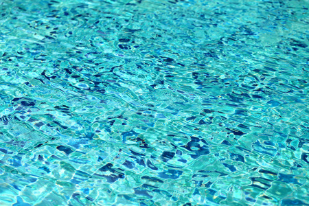 蓝色的水游泳池