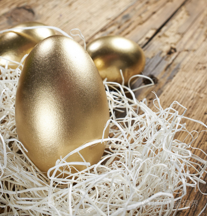 在窝里的金色复活节彩蛋