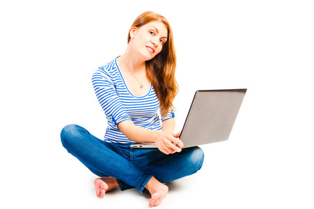 赤脚美丽的女人，坐着一台手提电脑
