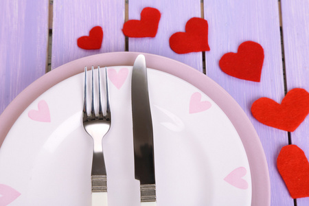情人节晚餐与表上设置木制表特写
