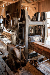 工业木材生产厂切割通过日志，工业机械工作的锯木厂