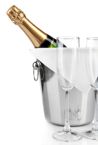 瓶香槟酒桶和空的眼镜，白色衬底上分离