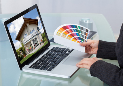 照片编辑器与使用便携式计算机的颜色色板