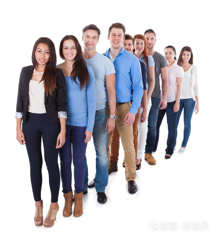 不同群体的人们站成排