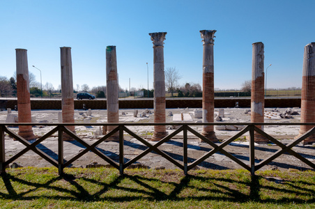 罗马柱和围墙上的阿奎莱亚的考古区