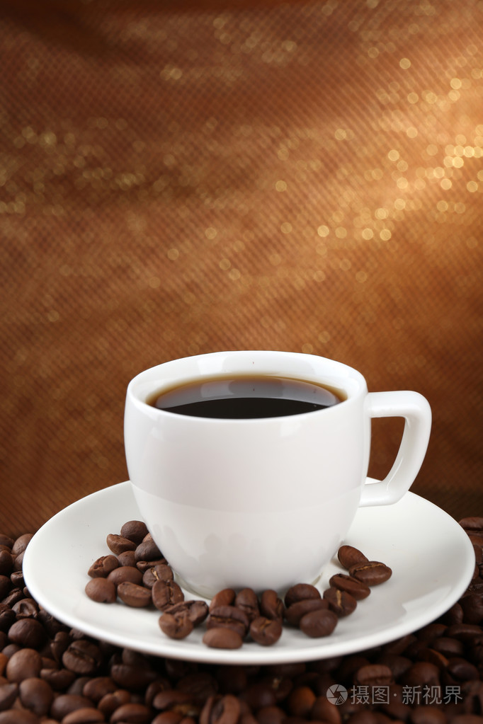 咖啡豆和杯咖啡上棕色背景表格