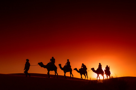 穿过沙漠的骆驼商队