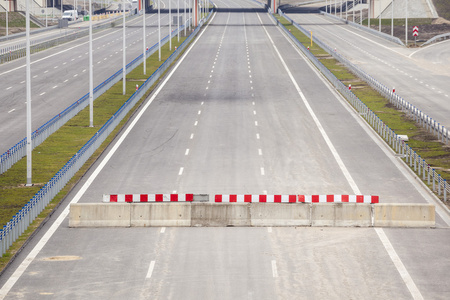 正在建设的高速公路。部分随时上路