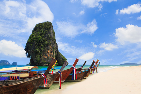 泰国充满异国情调的沙滩和亚洲的热带小岛的船只