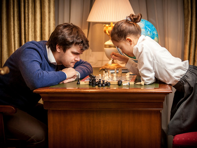 男人和女孩经典下棋