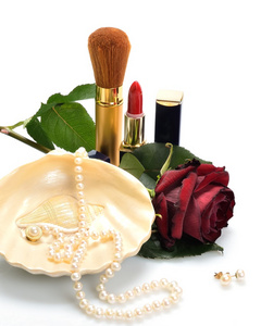 妇女的首饰 化妆品和静物画中的玫瑰