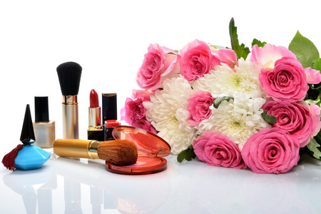 反对一束美丽的鲜花装饰化妆品和香水的主题