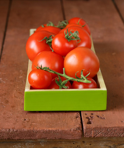 新鲜成熟的有机西红柿，木制的桌子上