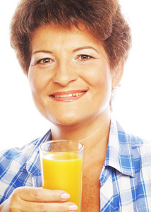 成熟的女人，拿一杯橙汁