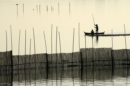 在日落时的 u 贝因美桥附近一个渔夫剪影