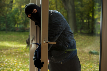 小偷爬窗户图片