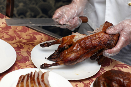 厨师切割北京烤鸭