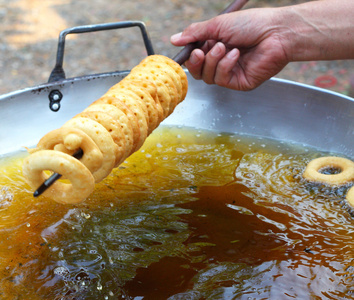 制作甜甜圈在锅里