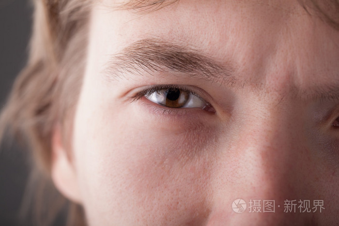 一个英俊的男人的肖像关闭了眼照片-正版商用图片1f7znt-摄图新视界