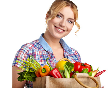 女人逛街买水果和蔬菜