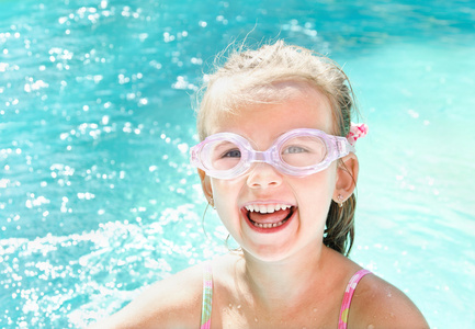 游泳池很微笑的小女孩