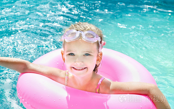 可爱的小女孩在游泳池