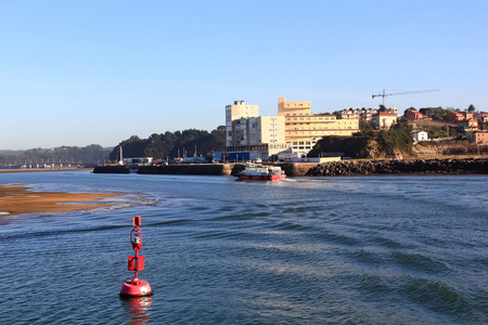 来自大海的西班牙桑坦德市的景观