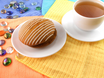 蛋糕和杯茶 咖啡 和石集一起吃早餐