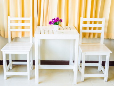 白色的木桌和椅子