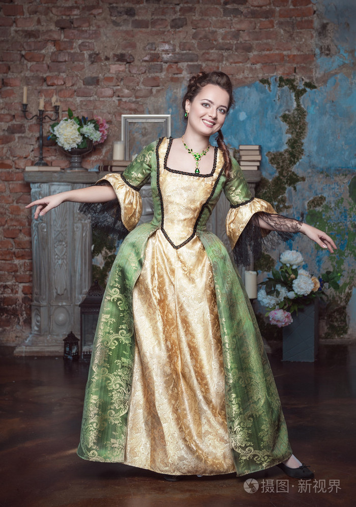 微笑着美丽的女人,在中世纪服装舞蹈