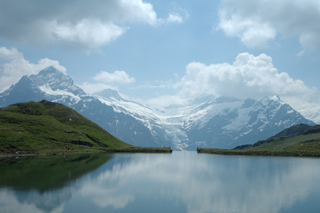 在阿尔卑斯山中湖