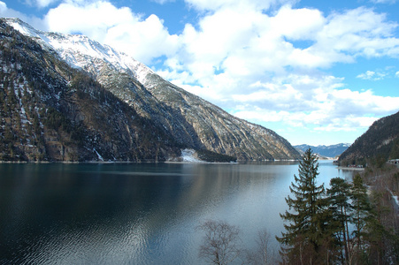 在奥地利阿尔卑斯山的 achensee 湖